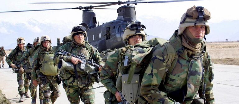 Nach dem 11. September 2001 verschiebt sich der Fokus der NATO