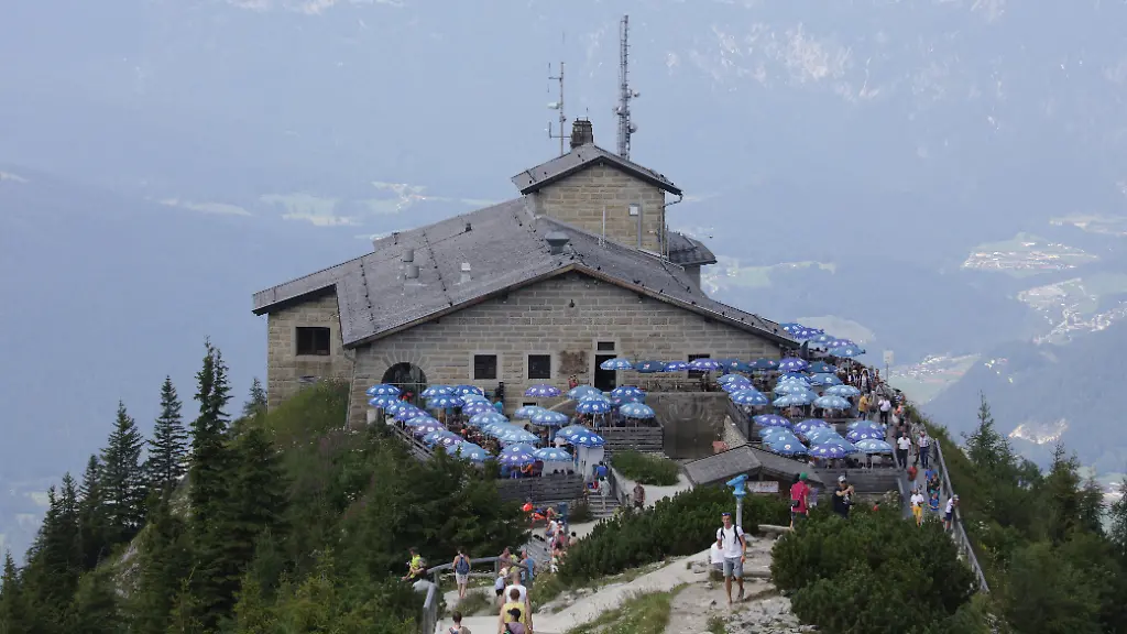 Feuerwehreinsatz läuft noch: Hitlers früheres Teehaus am Obersalzberg brennt