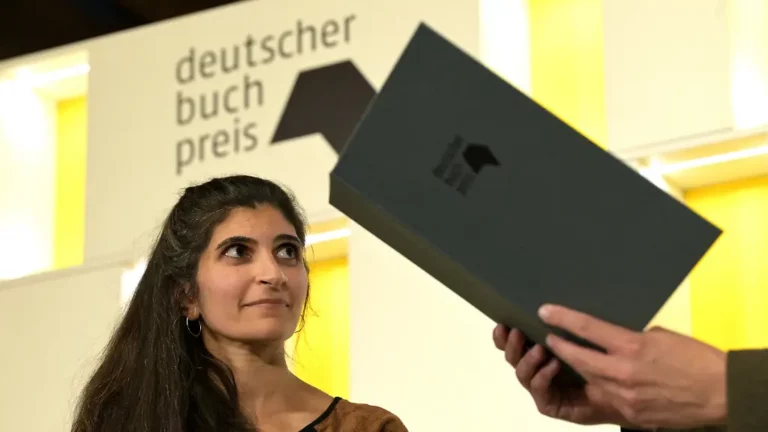 Lügen, Rassismus und Verdrängung: Shida Bazyar erhält Deutschen Buchpreis für Die Lücken