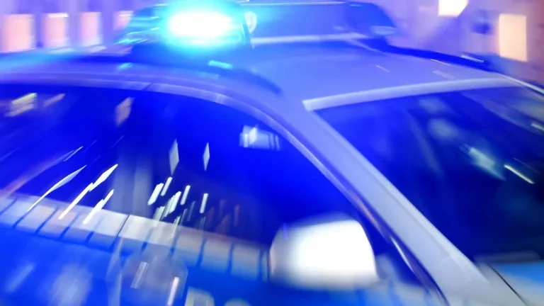Frontalzusammenstoß mit Auto: Vier Mopedfahrer sterben bei Unfall in Brandenburg