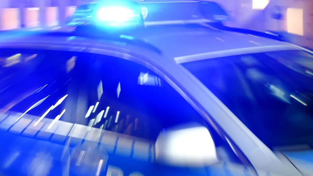 Frontalzusammenstoß mit Auto: Vier Mopedfahrer sterben bei Unfall in Brandenburg