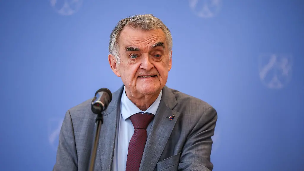 Gesundheitliche Pechsträhne: Treppensturz: NRW Innenminister Reul bricht sich die Hüfte