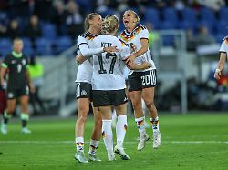 Sieg zum Start in die WM Saison: Doppelpackerin Kössler lässt DFB Frauen jubeln