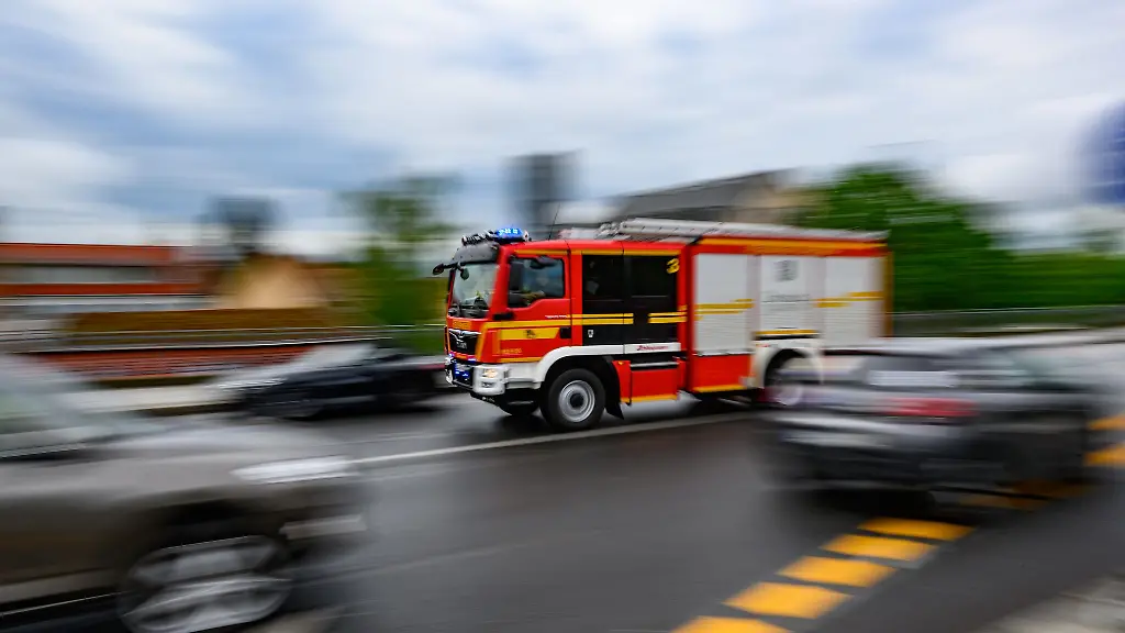 Notfalldienste unterwegs: Blaulicht im Rückspiegel, wie man dann reagieren muss