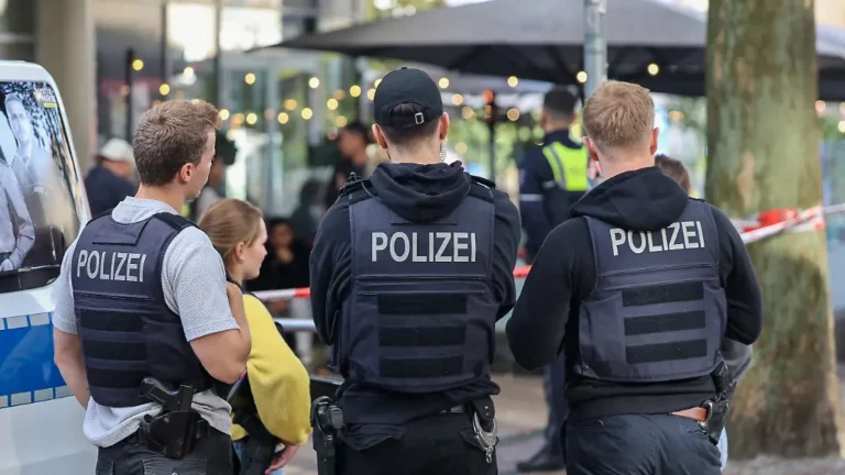 Polizei sucht drei Männer: Befreiter Häftling in Essen entkam auf E Scooter