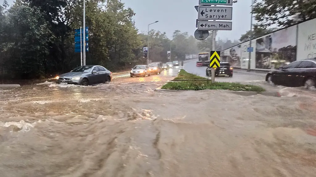 Straßen vielerorts überflutet: Starkregen setzt Istanbul unter Wasser