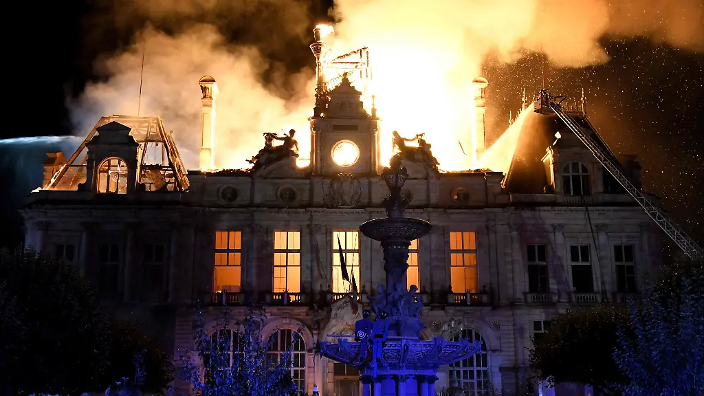 Anti Terror Einheit ermittelt: Linksradikaler wegen Rathausbrands in Limoges festgenommen