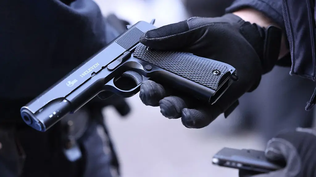 Berlin: Unbekannte schießen durch Wohnungstür und treffen Kühlschrank