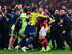 Tumulte nach Gala Sieg: Istanbul Derby gerät völlig aus dem Ruder