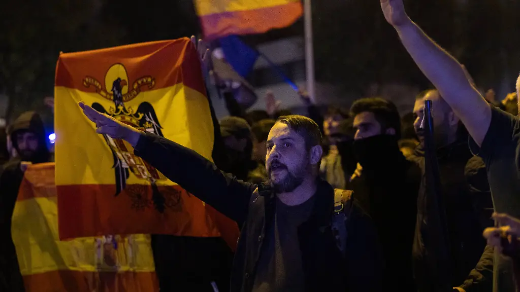 Protest vor dem Transportministerium: Rechtsextreme Ausschreitungen nach Zugunglück in Spanien