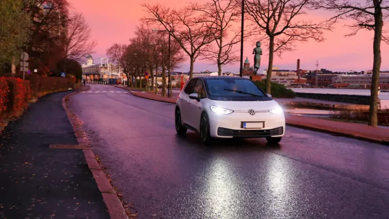 Batterie könnte in Brand geraten: VW drosselt vorsorglich Ladeleistung bestimmter E Autos