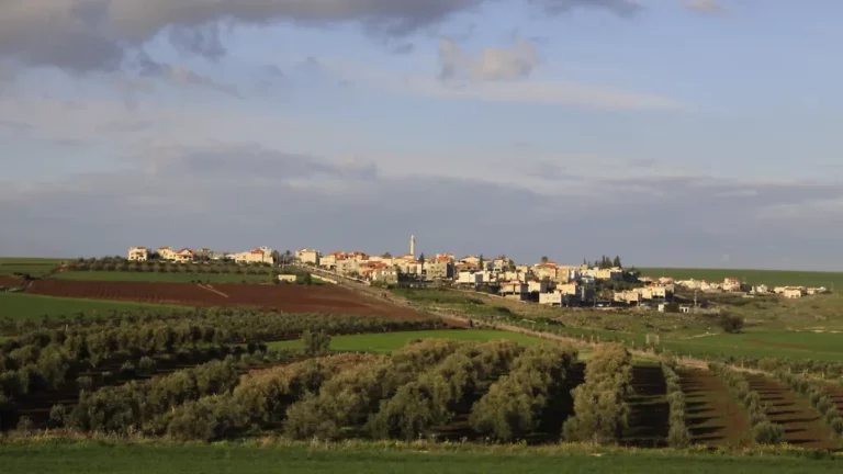 Maskierte umstellen Fahrzeug: Israelische Siedler attackieren EU Diplomaten im Westjordanland