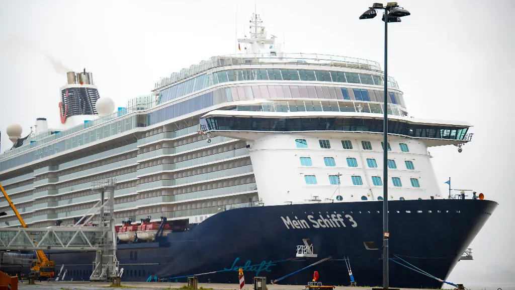 Starke Sturmböen in Bremerhaven: Mein Schiff 3 stößt mit Containerschiff zusammen