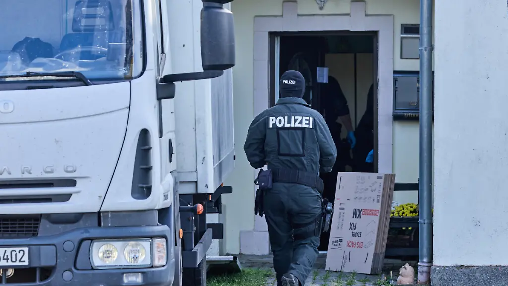 Massenweise Funde bei Razzia gegen Rechtsrock Szene