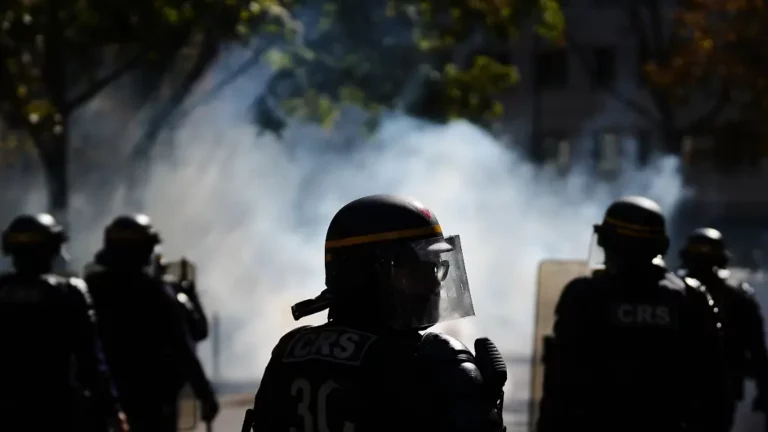 Gewalt in Frankreich eskaliert: Polizeigranate reißt Jugendlichem bei Schülerprotest die Hand ab