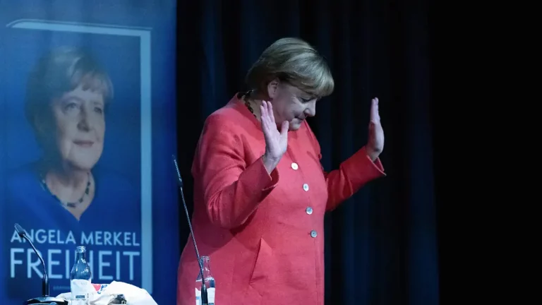 Altkanzlerin begeistert ihre Fans: Merkel hier, Merkel da, Merkel Manie