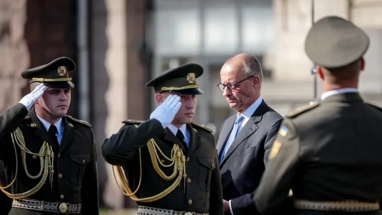 Kanzler geht Altkanzler an: Merz ist zutiefst empört über Schröders Feierei mit Putin