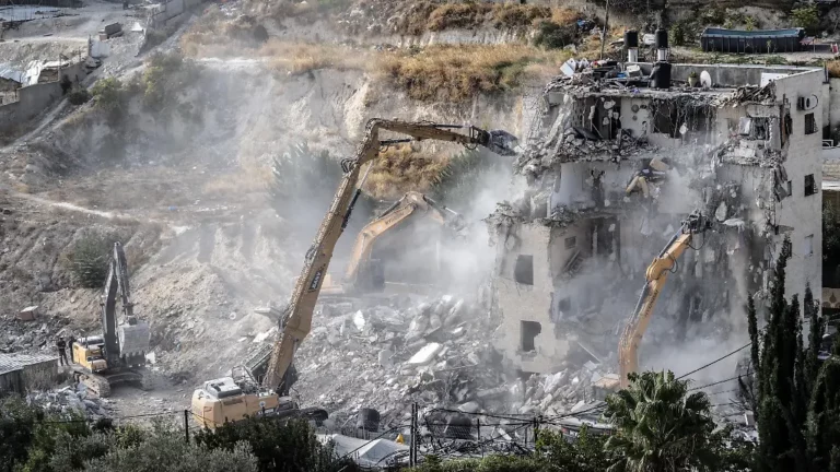 Bewaffnete stürmen Wohnungen: Israel macht 70 Palästinenser obdachlos, Minister sitzt im Bulldozer