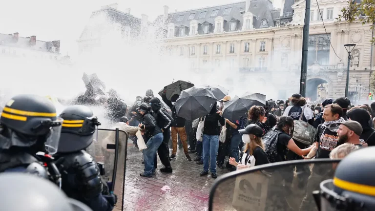 Um zu klären, was passiert ist: Frankreichs Regierung setzt Einsatz von Polizeigranaten aus