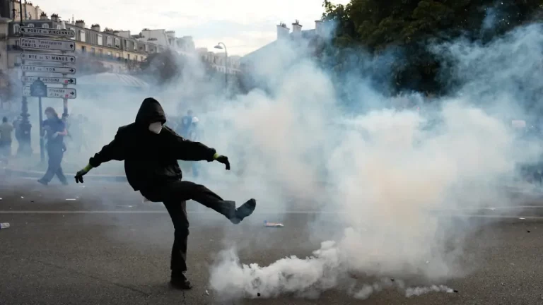 Gewalt in Frankreich hält an: Trump macht Massenmigration für Schülerproteste verantwortlich