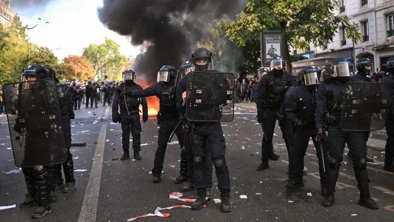Teenager im Gesicht getroffen: Polizist in Frankreich wegen Schuss mit Tränengas angeklagt