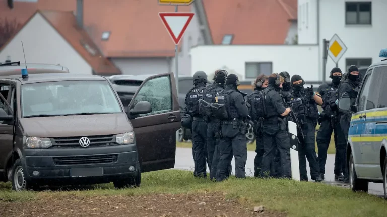 Verdächtiger verschanzt sich in Haus: Behördliche Waffenkontrolle in Bayern eskaliert, ein Toter