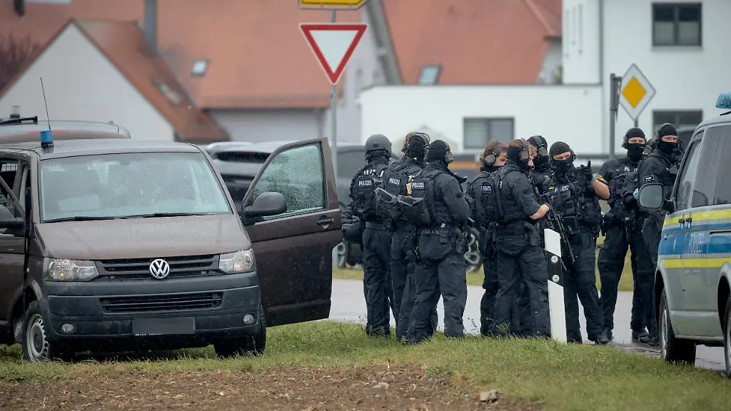 Verdächtiger verschanzt sich in Haus: Behördliche Waffenkontrolle in Bayern eskaliert, ein Toter