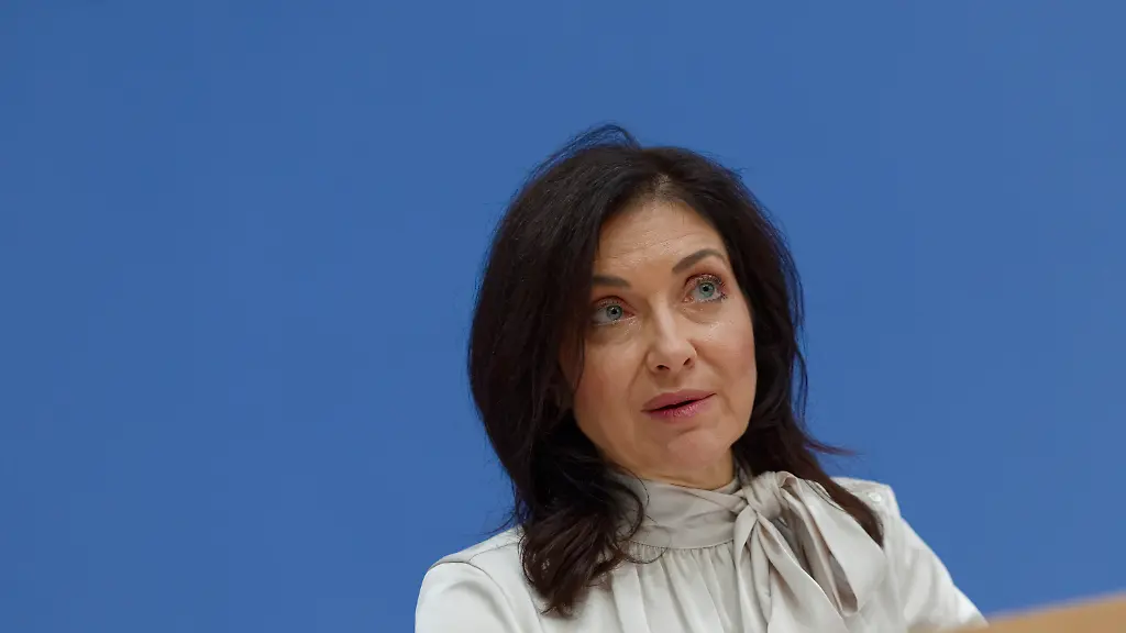 Huthi Angriffe auf Flughafen: Ministerin Reiche steckt in Riad fest