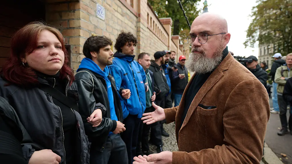 Rechtsextremer AfD Politiker Hans Thomas Tillschneider wird bei Halle Gedenken blockiert