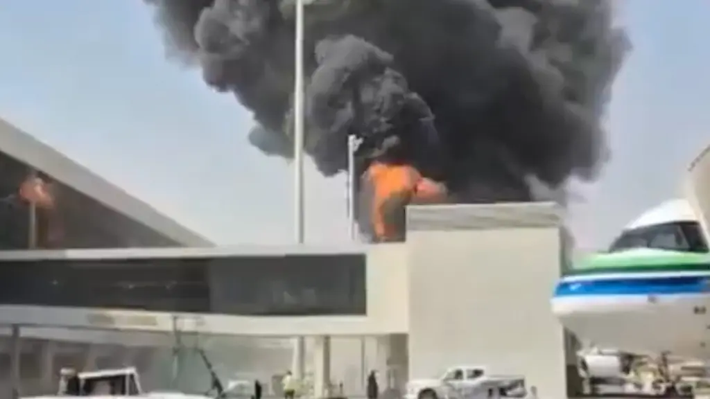 Trump erwägt Hilfe für Saudis: Raketenangriff auf Riads Flughafen, viele Tote