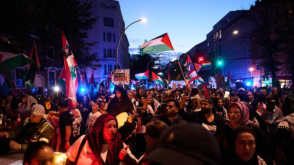 Festnahmen wegen Volksverhetzung: Israel Hasser demonstrieren in Berlin