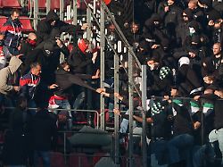 Derby Krawalle in Köln: Eingetretene Sicherheitsscheiben, Gladbach Fans randalieren im Block
