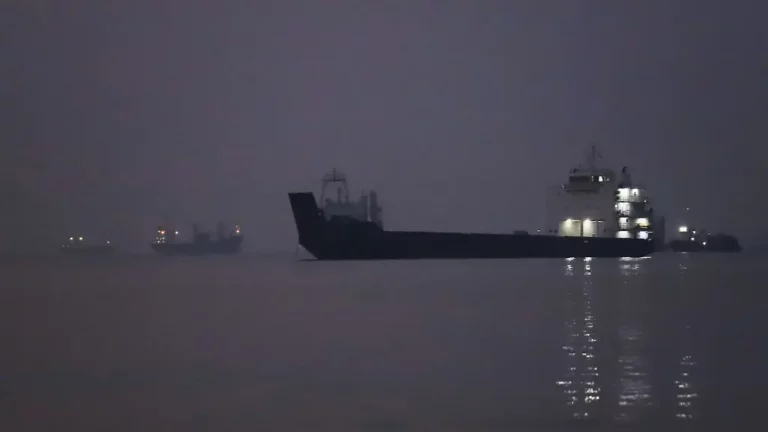 Millionen Barrel Rohöl an Bord: Teheran: Supertanker trifft Seemine in der Straße von Hormus