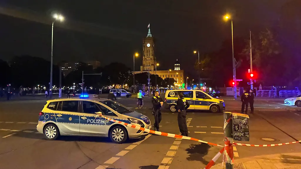 Einsatz nahe Alexanderplatz: Verfolgungsjagd in Berlin Mitte, Polizist schießt Autofahrer an