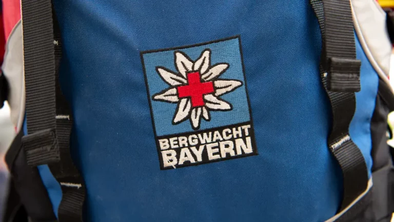 Aufräumaktion auf der Zugspitze: Bergwacht holt Schlafsäcke, Kameras und Knochen vom Gletscher