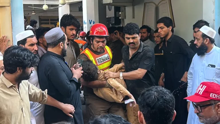Eigentümer festgenommen: Schuldach in Pakistan stürzt ein, mindestens 28 Schüler sterben