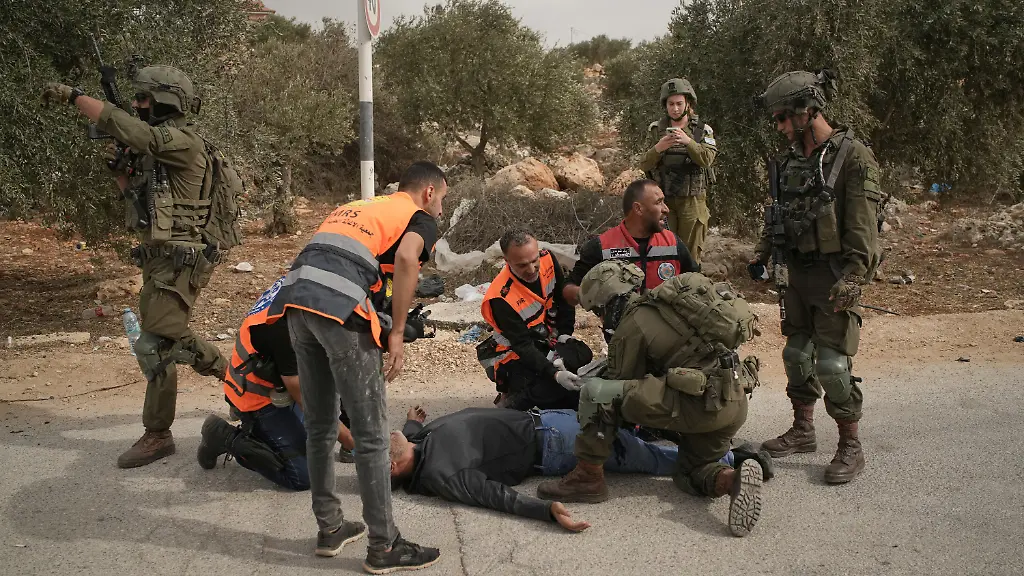 Bäume niedergebrannt: Radikale israelische Siedler verletzen Palästinenser bei der Olivenernte