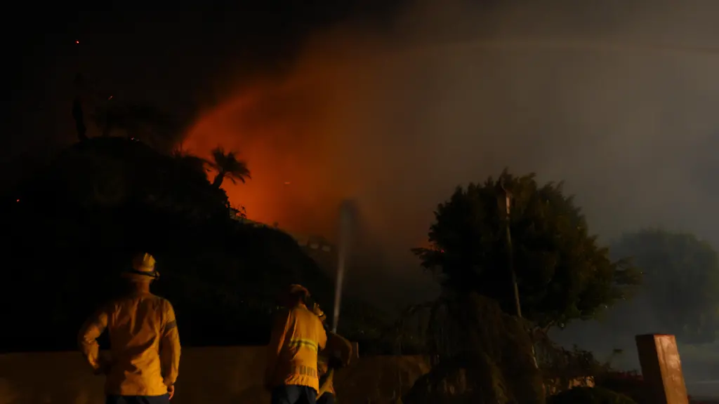 Flammen breiten sich rasch aus: Tausende Menschen fliehen vor Feuer in Kalifornien