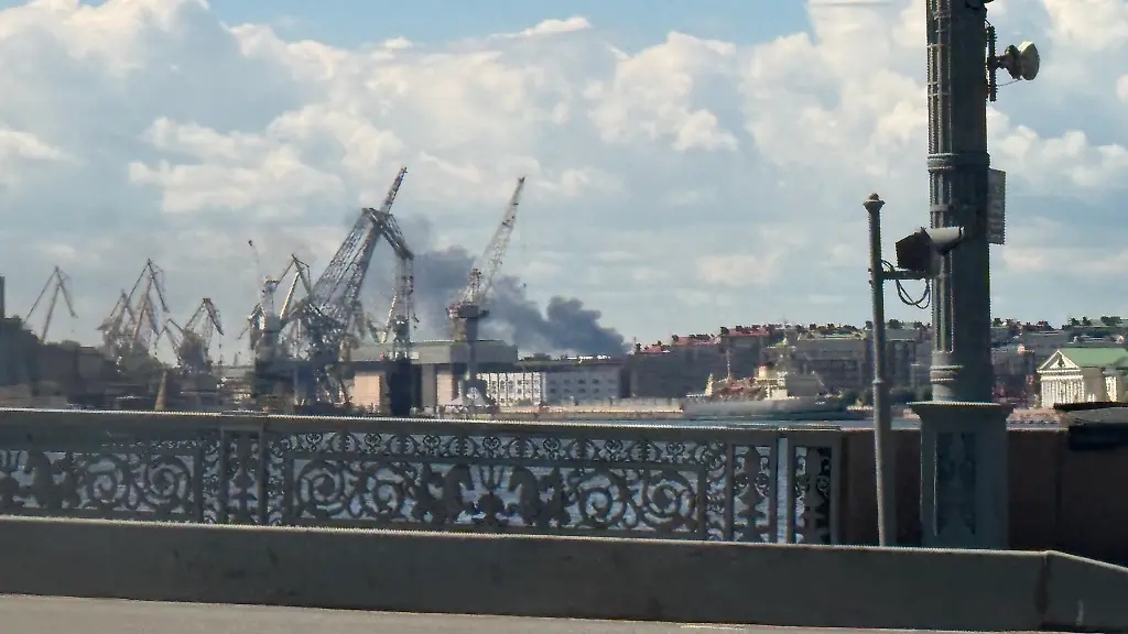 Infrastruktur im Visier: Russland: Ukraine greift St. Petersburg an, Ölterminal brennt