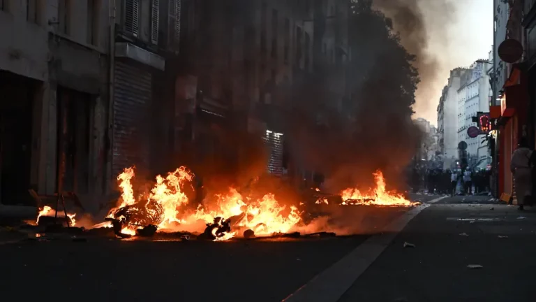 Beispiellose Gewalt: Macron droht nach Ausschreitungen mit Demo Verbot