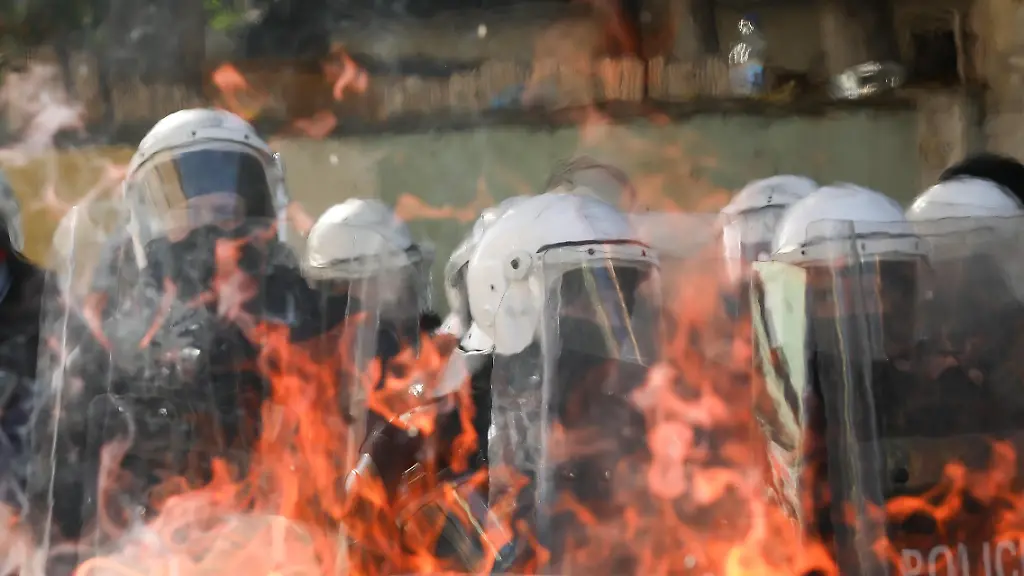 Gewalt eskaliert bei Protesten in Albanien, Umweltministerium brennt