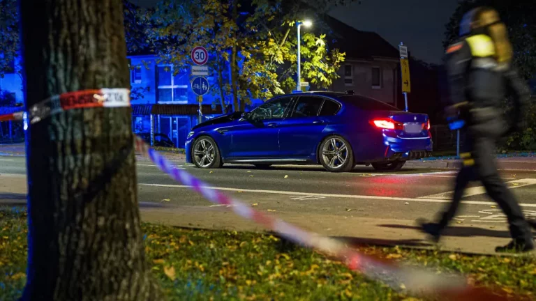 Großeinsatz nahe Hannover: Auto fährt in Menschengruppe, drei Verdächtige festgenommen