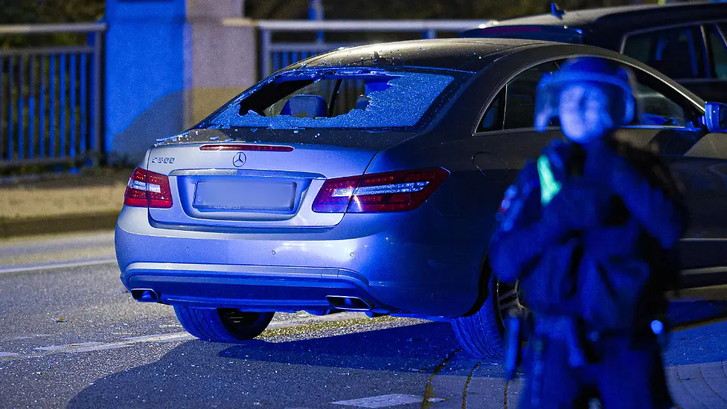 Nahe Hannover: Auto fährt in Menschenmenge, Tatverdächtige fliehen