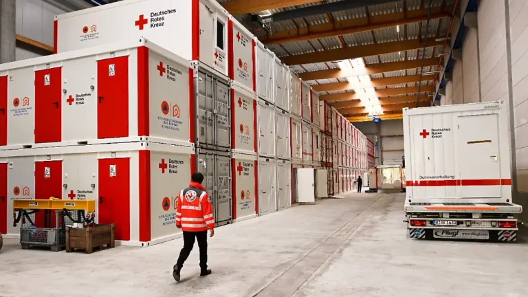 Rotes Kreuz eröffnet großes Zentrum für Katastrophenfall, kann 5000 Menschen versorgen