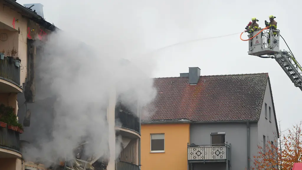Gasexplosion möglich: Einsatzkräfte suchen nach Explosion in Regensburg nach zwei Vermissten