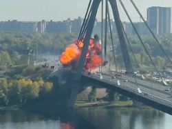 Kreml droht mit tödlicher Gefahr: Drohne trifft Brücke in Kiew während Merz Besuch