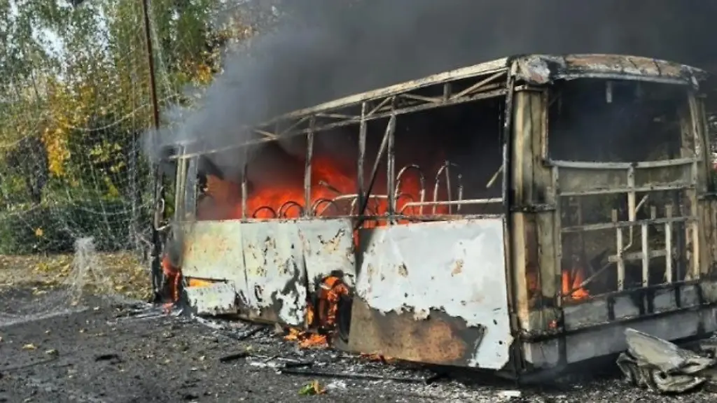 Gouverneur ruft zur Flucht auf: Ukraine meldet 30 Tote bei schwerem russischen Angriff auf Busse
