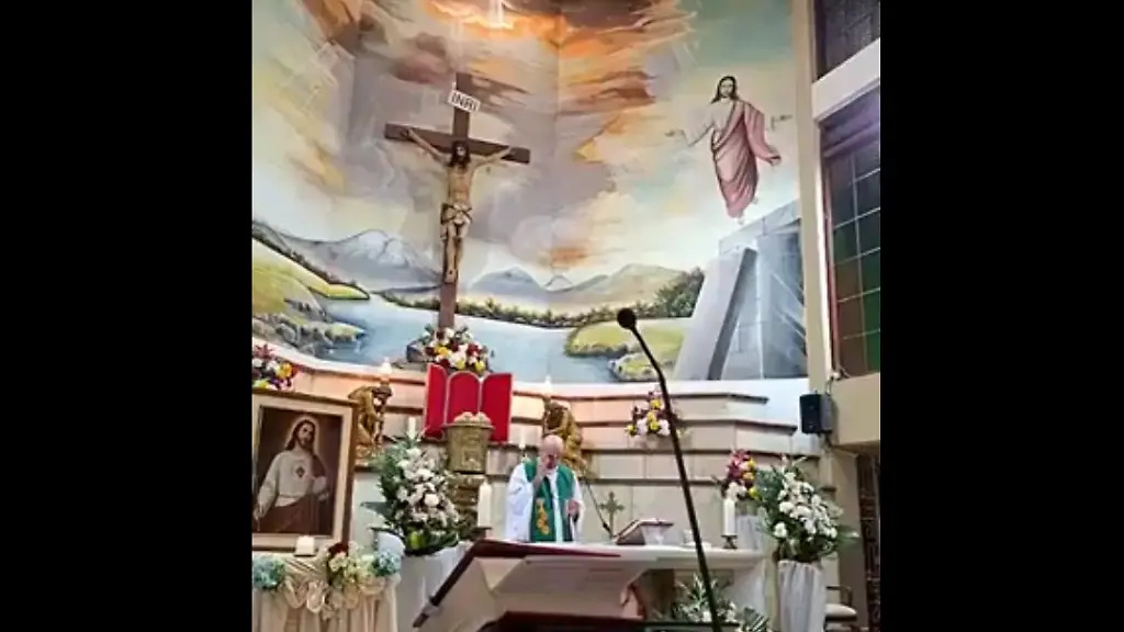Live Übertragung lief im Netz: Holzkreuz erschlägt Priester mitten in der Messe