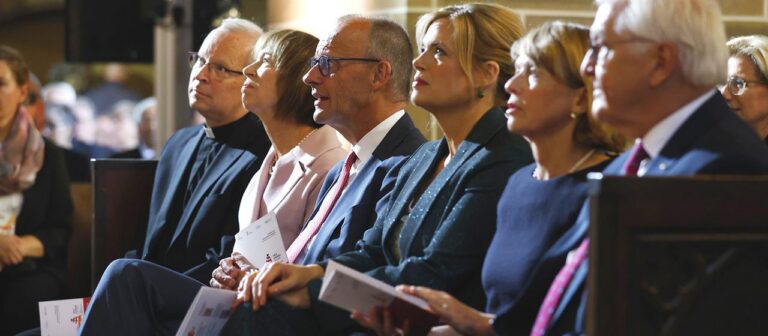 Tag der Deutschen Einheit: Kirchen fordern Zusammenhalt und warnen vor Polarisierung