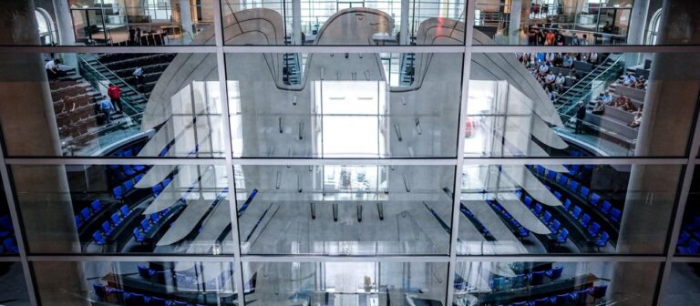 Erste Lesung im Bundestag: Union stellt Bedingungen für Steuerreform